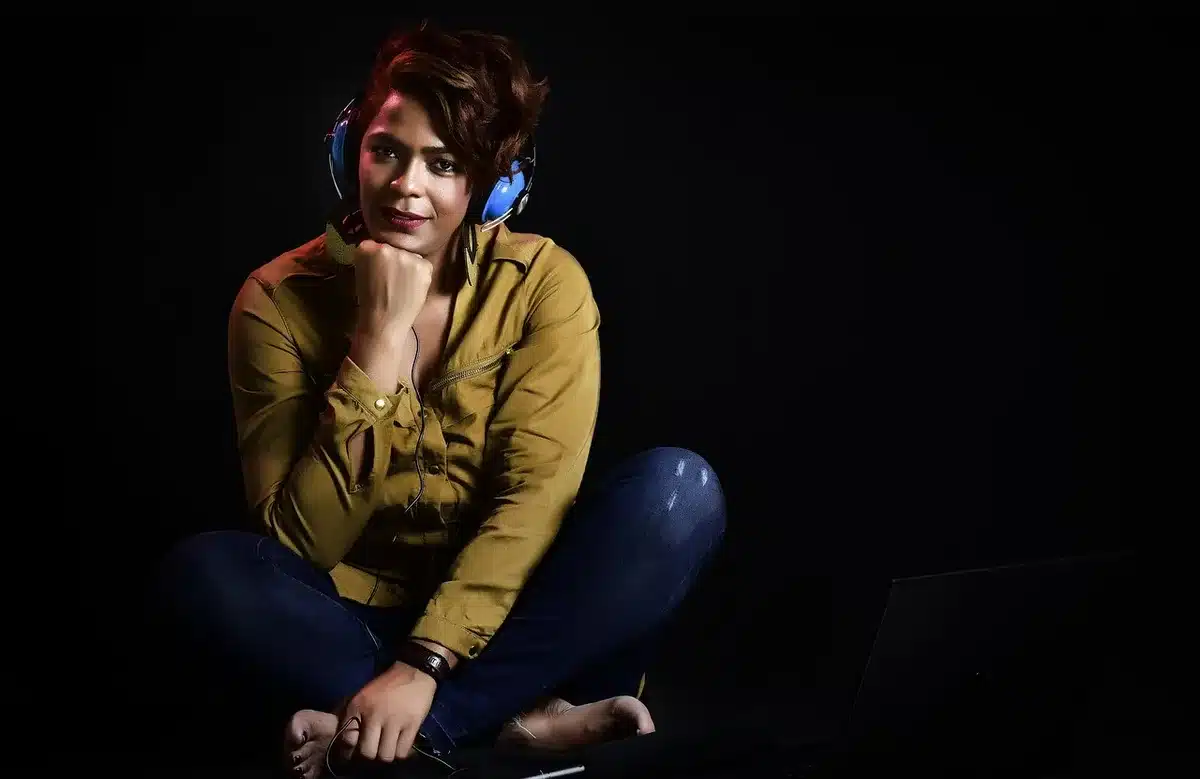 Person mit Kopfhörern hört konzentriert Musik