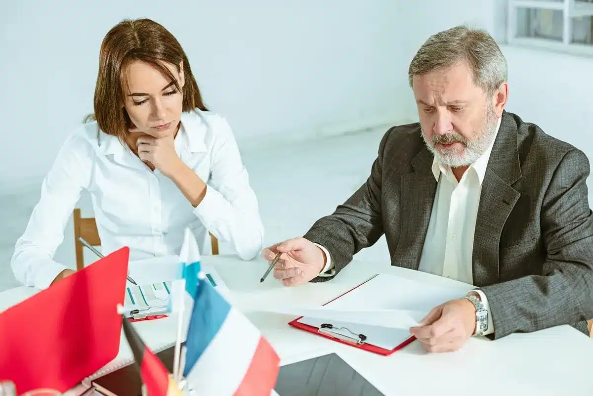 Konsultacja prawna między adwokatem a parą dotycząca umowy