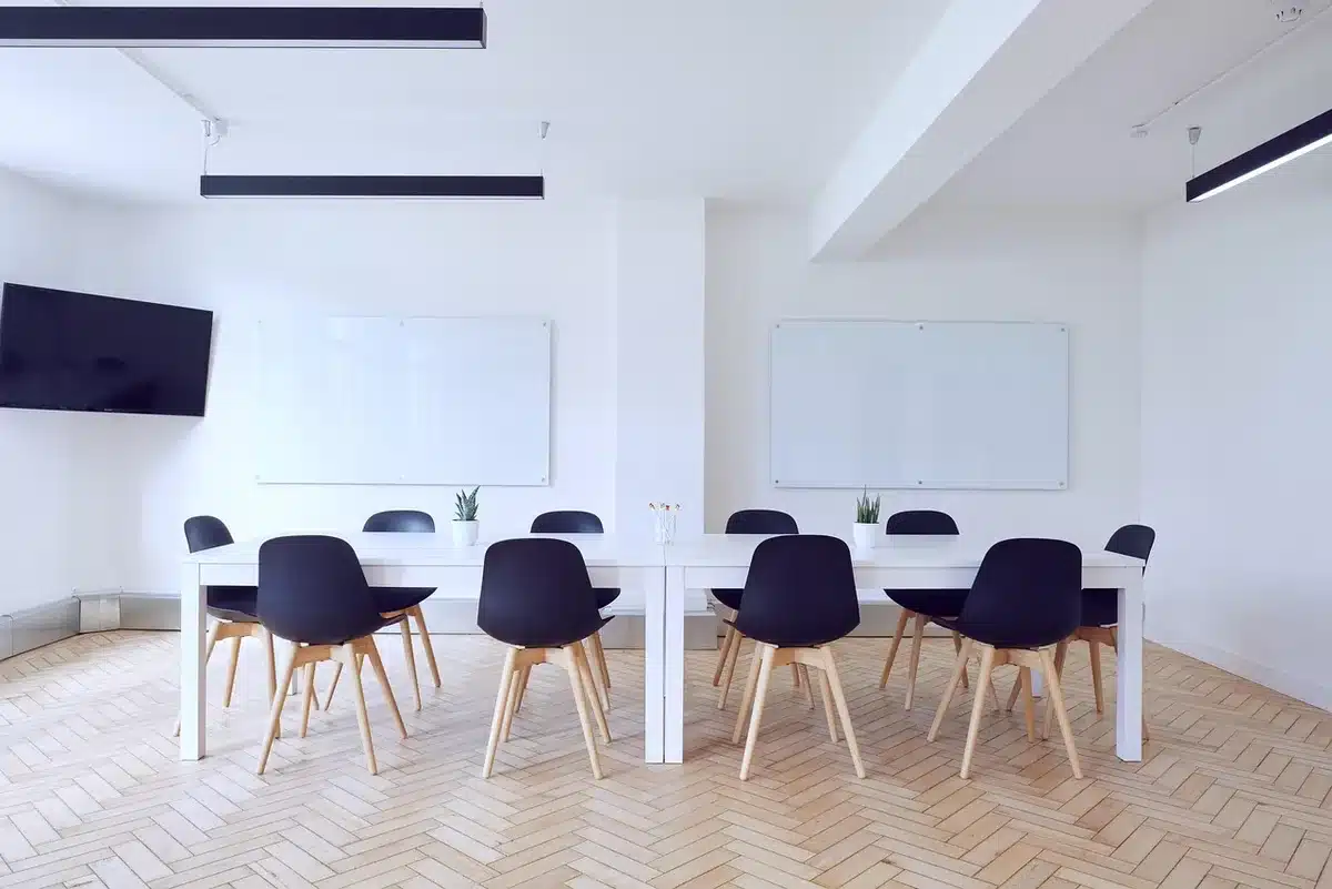 Salle de conférence de presse avec micros et estrade vide prête pour un intervenant