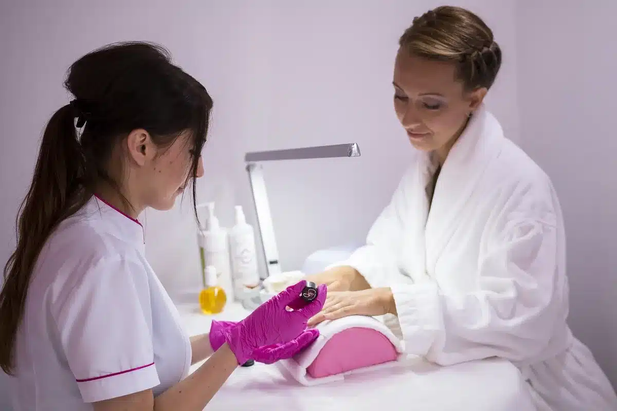 Étapes rapides de manucure montrant application de base, vernis neutre et top coat