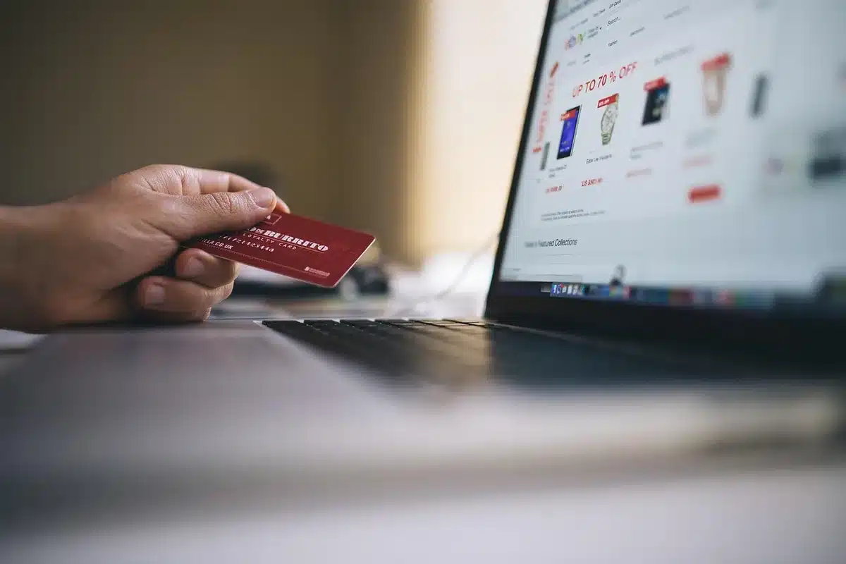 Price tag showing a discounted laptop price on a website