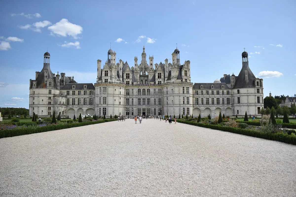 Dossier et registre de cour posés sur un bureau, illustrant les documents judiciaires