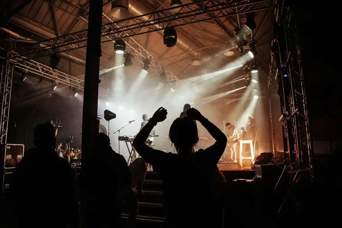 Public devant une petite scène en plein festival, ambiance intime