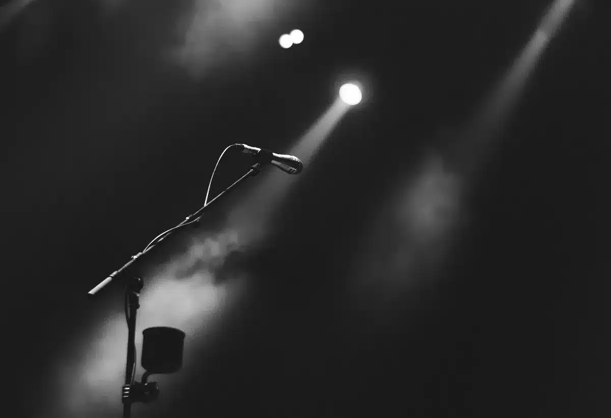 Scène de concert vide avec affiches retirées