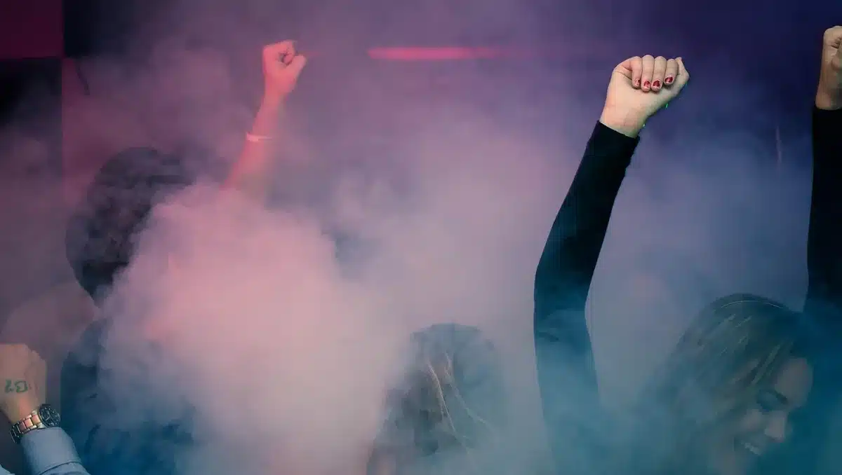 Synthétiseurs rétro et foule dansant au tempo énergique